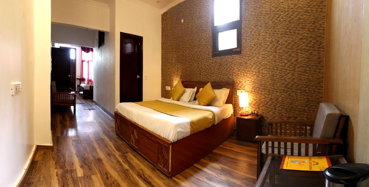 Divyansh Hotel Дхарамсала Екстериор снимка