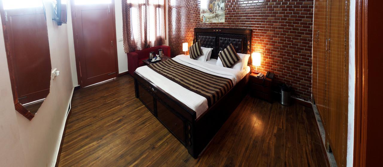 Divyansh Hotel Дхарамсала Екстериор снимка