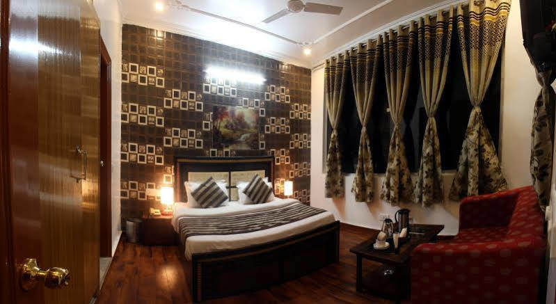Divyansh Hotel Дхарамсала Екстериор снимка